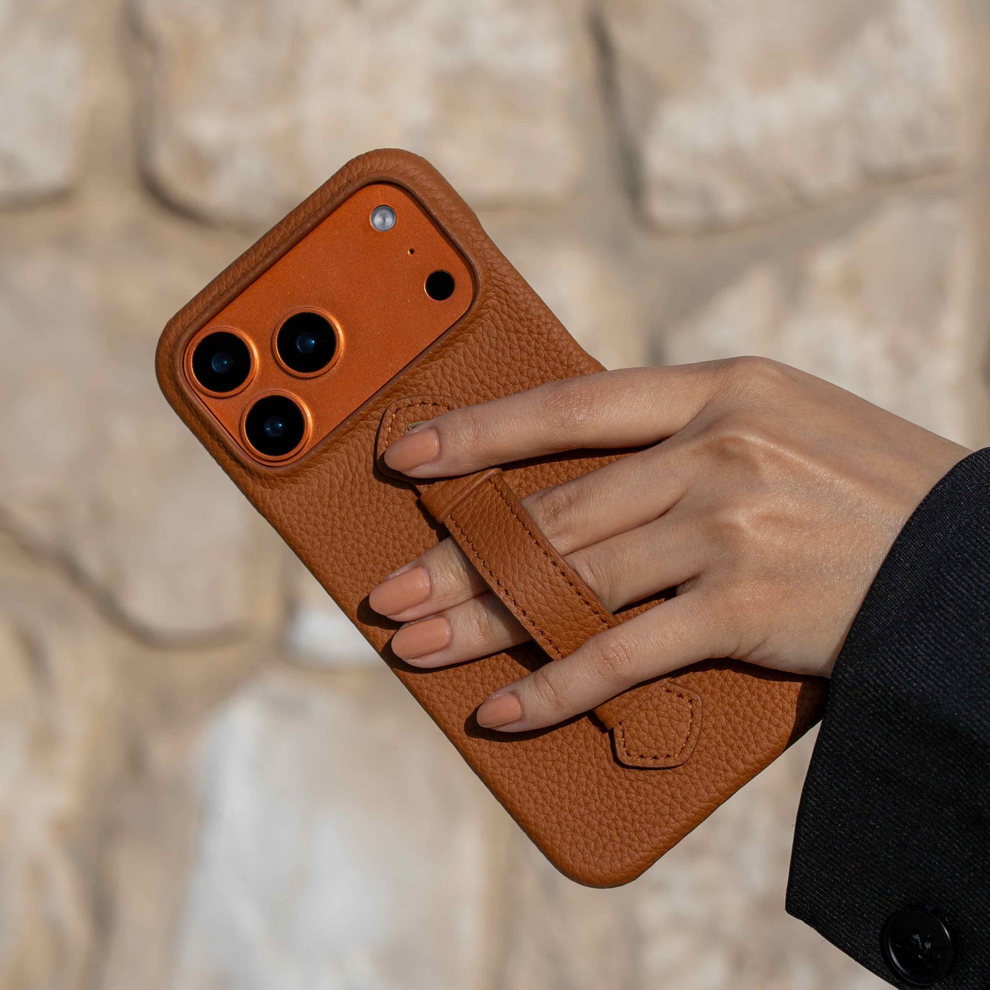 Tan togo with middle strap - iPhone 17 pro max