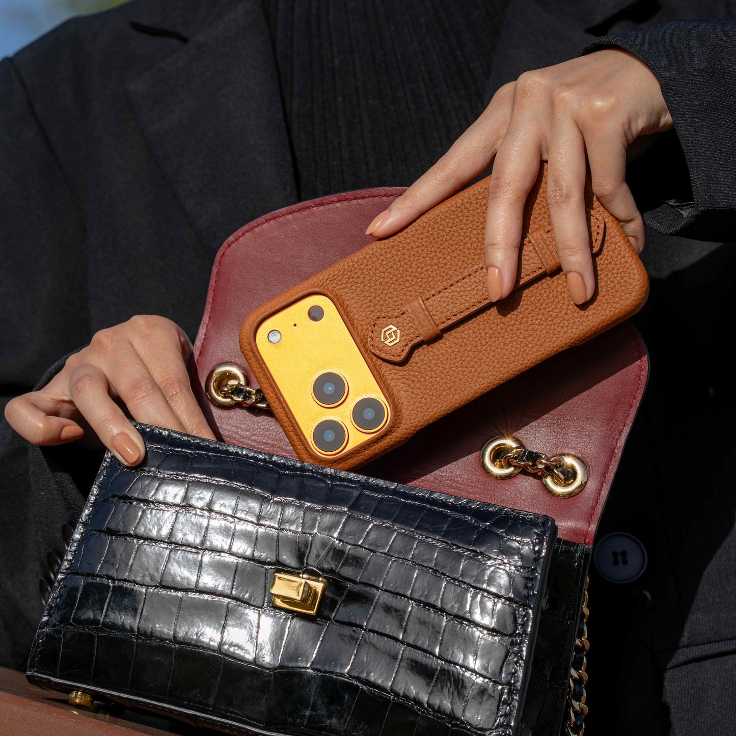 Tan togo with middle strap - iPhone 17 pro max